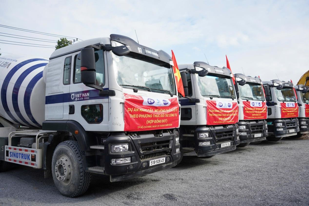máy móc chuẩn bị lễ khởi công dự án mở rộng quốc lộ 13, ngày 29/8/2026