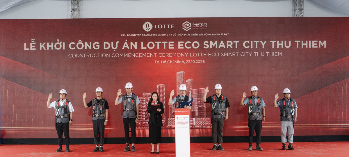 đại diện các đơn vị cùng đội ngũ thi công thực hiện nghi thức cam kết an toàn tại lễ khởi công, 23/10/2026